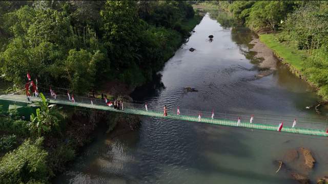 Jembatan Cipalebuh Garut Kini Selamatkan Siswa dari Arus Sungai