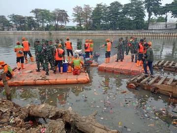 TNI Ajak Masyarakat Ikut Bersihkan Kali Ciliwung 
