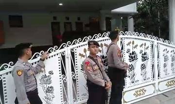 Datang dengan 10 Mobil, KPK Bawa Barang Hasto