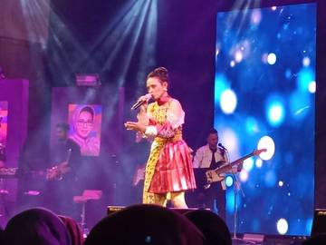 Stella Kaiya Tampilkan Pesona di Bintang Radio