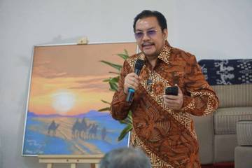 DENNY JA Dapat Penghargaan di 'BRICS AWARD'