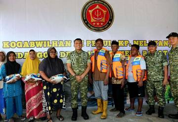 Kogabwilhan III Beri Bantuan Nelayan Sembako dan Jaket Pelampung