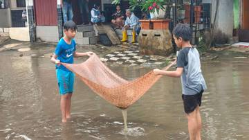 Anak-Anak dan Banjir Mampang: Permainan Air Mendung