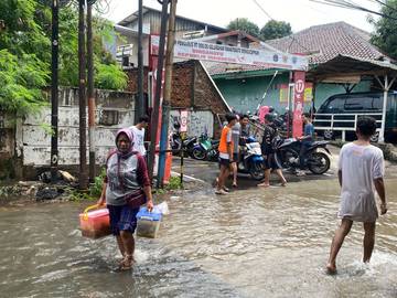 Menanti Surut di Bawah Langit Mendung Rawa Terate