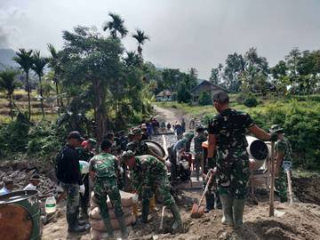 Pulihkan Akses Warga, Pembangunan Jembatan Darurat Dipercepat di Sumbar