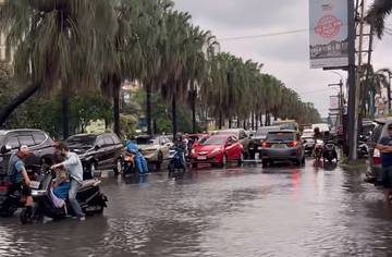 Banjir Lumpuhkan Sejumlah Akses Jalan di Bekasi