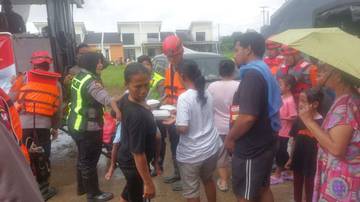 Brimob Bantu Suplai Makanan Korban Banjir Sukamekar Bekasi