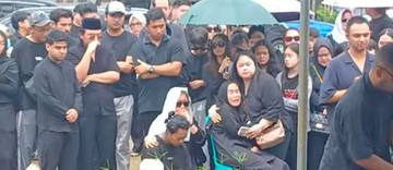 Jenazah Lula Lahfah Dimakamkan, Tangis Ibunda Pecah