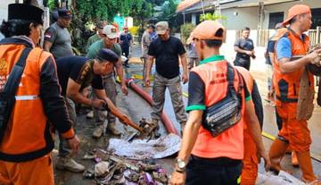Di Balik Seragam, Satpol PP Jaga Warga dari Banjir