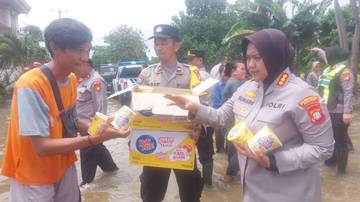 Datangi Lokasi Banjir, Kapolres Metro Bekasi Cek Keselamatan Warga