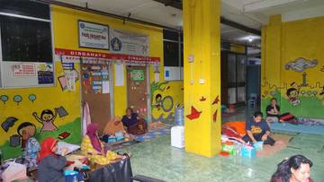 Menunggu Pulang di Antara Lantai Lembap Karet Tengsin