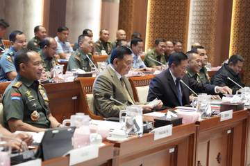 Menhan Menghadiri Raker Komisi I DPR