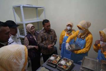Menteri Wihaji Tinjau Penyaluran MBG bagi Ibu dan Balita Non PAUD