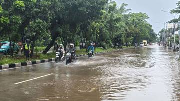 Banjir Masih Rendam Tigas Ruas Jalan di Jakarta