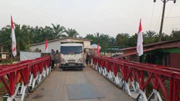 TNI Rampungkan 8 Jembatan, Akses Warga Kembali Pulih