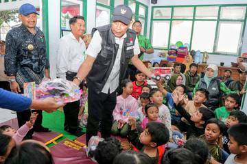 Wamensos Agus Jabo Salurkan Bantuan Banjir Pemalang