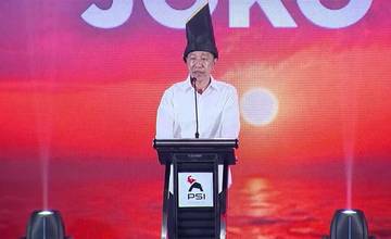 Jokowi Kenakan Passapu Khas Sulsel di Rakernas PSI