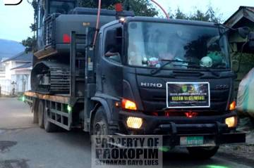 TNI Kerahkan Excavator Perbaiki Jalan Lintas Gayo Lues–Aceh