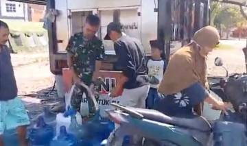 TNI Salurkan Air Bersih untuk Korban Bencana Aceh
