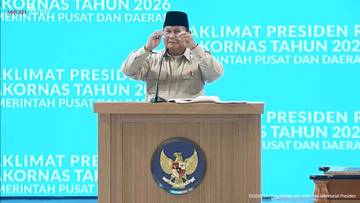 Momen Humanis Presiden Prabowo Cari Kacamata Saat Pidato