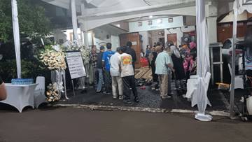Pelayat Masih Berdatangan ke Rumah Duka Istri Hoegeng