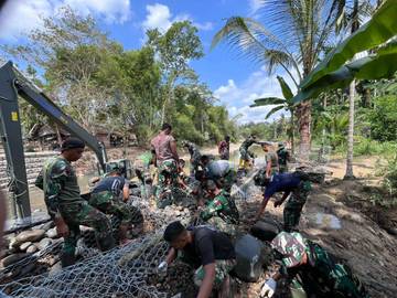 TNI-Warga Gotong Royong Bangun Jembatan Perintis di Aceh