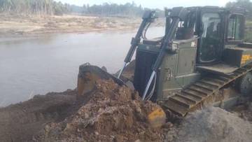 TNI Kerahkan Alat Berat Kendalikan Aliran Sungai di Aceh