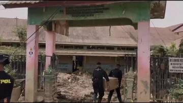 Taruna Akpol Bersihkan Lumpur Pascabencana di Aceh Tamiang