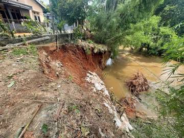 Warga Pinggir Sungai Bekasi Diminta Waspada Potensi Longsor