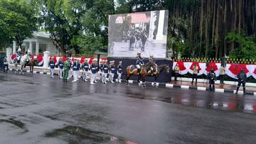 Prajurit Kawal Istana Lakukan Prosesi Serah terima Kawal Istana