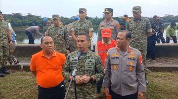 TNI-Polri 'Gerebek Sampah' di Danau Sunter Papanggo