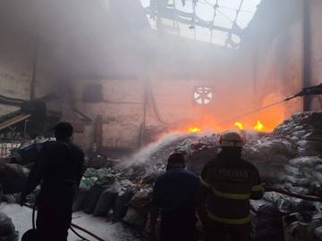Gudang Kimia di BSD Tangerang Selatan Terbakar Hebat