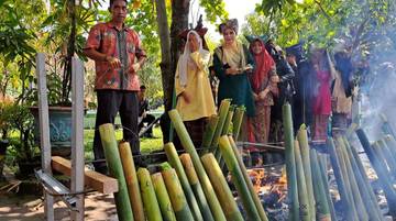 Menyambut Ramadan di Sumatera Barat Lewat Tradisi Malamang