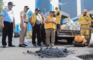 Bahayakan Masyarakat, DPR Dorong Kementerian PU Benahi Jalan Rusak 