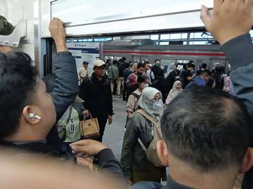 KAI Commuter Periksa Sarana KRL yang Keluar Asap