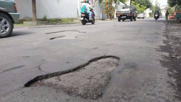 Pengamat: Jalan Berlubang Ancam Keselamatan Pengendara