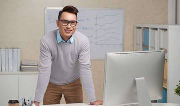Kesalahan Umum Berpakaian ke Kantor yang Sering Dilakukan Pria