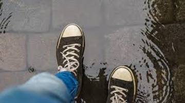 Tips Keringkan Sepatu di Musim Hujan Tanpa Cahaya Matahari