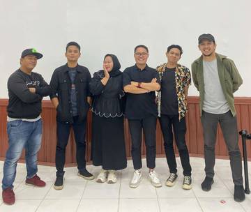 Gitaris Malaya Band yang Hobi Bermain Bola