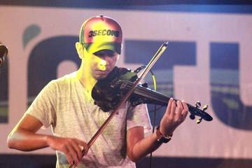 Sang Violin Malaya Band yang Menuruni Bakat Ayah 