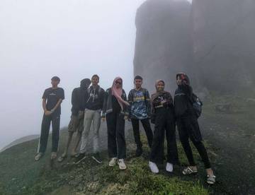 Keseruan Mendaki Gunung Ranai Saat Libur Panjang