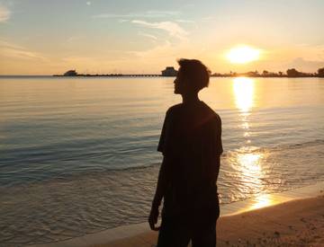 Menikmati Keindahan Senja di Pantai Midai