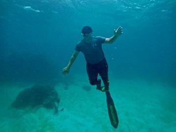 Risiko Dibalik Kesenangan Free Diving 