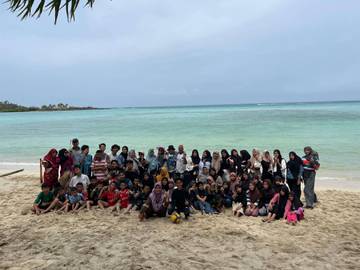 Pantai Teluk Pakuk Menjadi Andalan Wisata  Warga Serasan