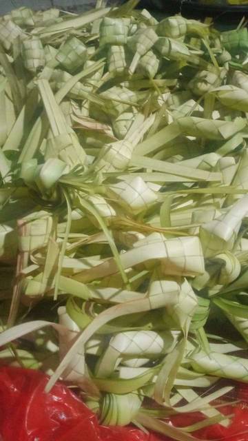 Ketupat Sebagai Ladang Usaha Menjelang Tolak Bala 