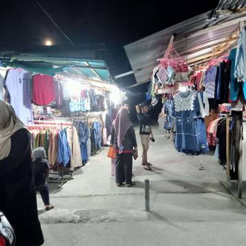 Jelang Lebaran, Toko Pakaian di Ranai Buka Hingga Malam