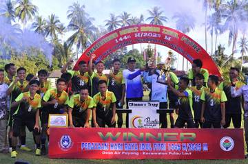 Tim Popi Tanjung Pala Sabet Juara Turnamen Sepakbola di Pulau Laut