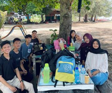 Pantai Sujung Jadi Andalan Saat Akhir Pekan