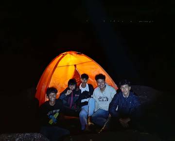 Asyiknya Kemping di Gunung Ranai Nan Indah