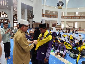 Pemasangan Syal Kacu dan Tepung Tawar Tandai Pelepasan JCH Natuna